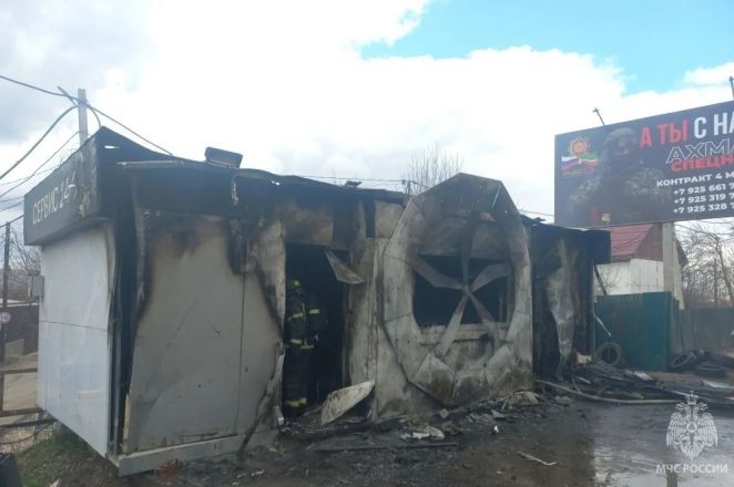 Опубликованы фото с места пожара в автосервисе в Нижнем Новгороде - фото 2