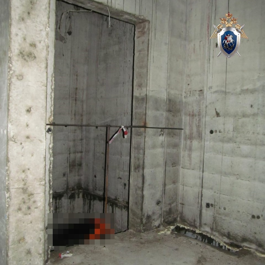 Рабочий разбился насмерть, упав в лифтовую шахту на стройке в Нижнем Новгороде - фото 1