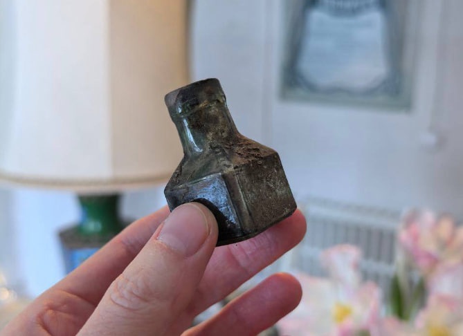 Старинный флакон обнаружили в доме Эвениуса в Нижнем Новгороде - фото 1