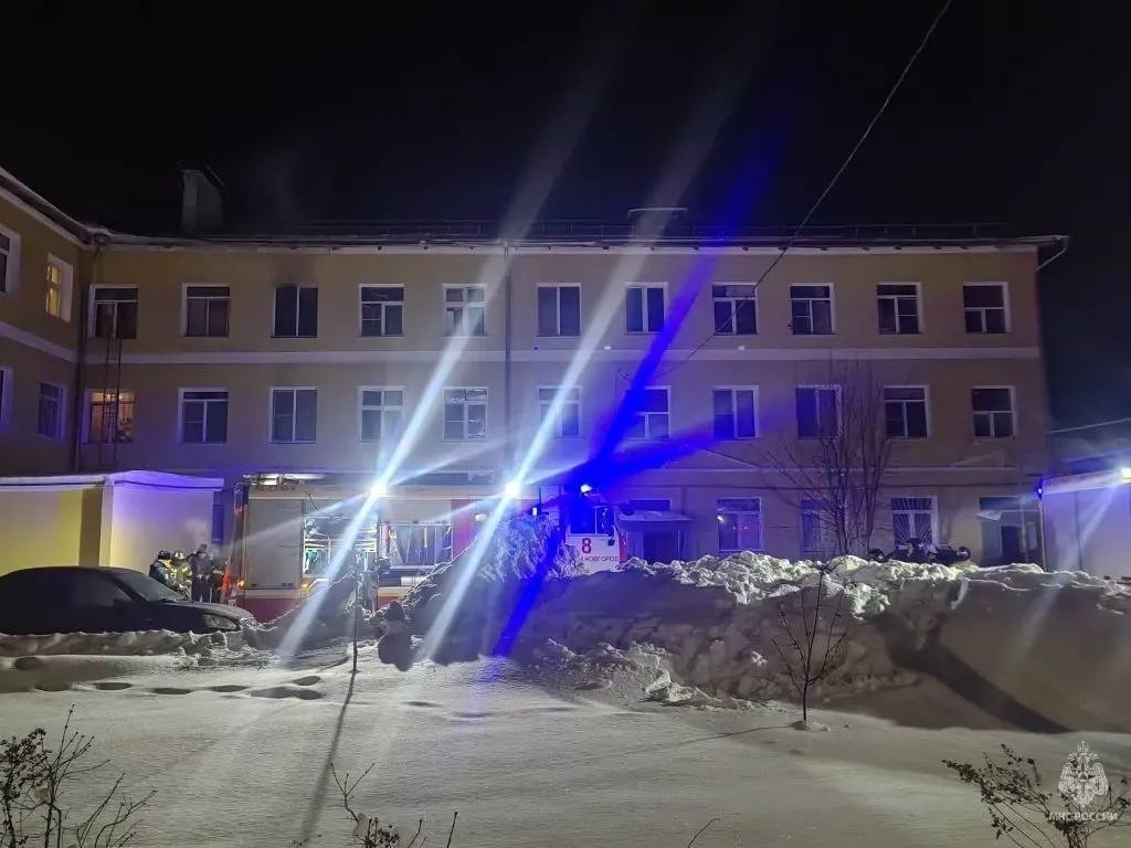 Девять человек эвакуировали из жилого дома в Нижнем Новгороде из-за пожара - фото 1
