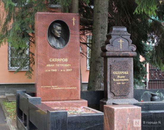 Огромные памятники и скромные кресты: показываем, как выглядят могилы известных нижегородских политиков - фото 10