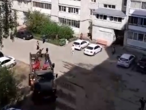 Соцсети: жители Дзержинска спели под окнами ветерана