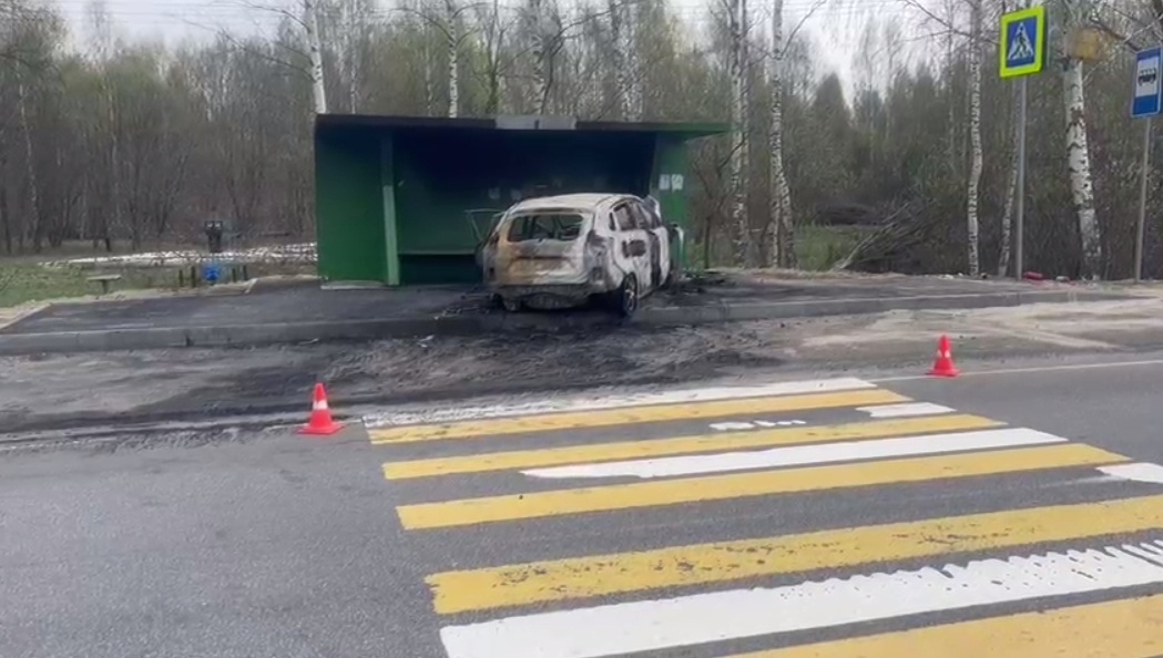 Легковушка влетела в остановку и загорелась в Нижегородской области