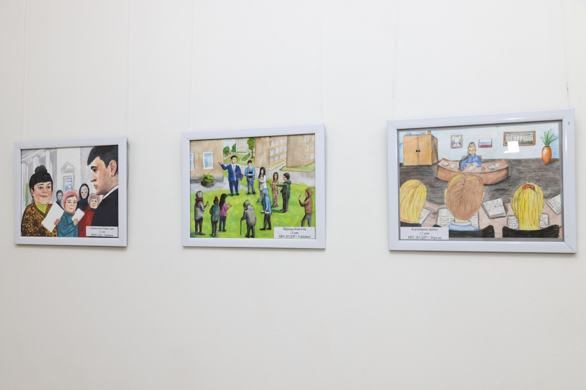 Выставка рисунков &laquo;Работа депутата глазами юного художника&raquo; открылась в региональном парламенте - фото 1