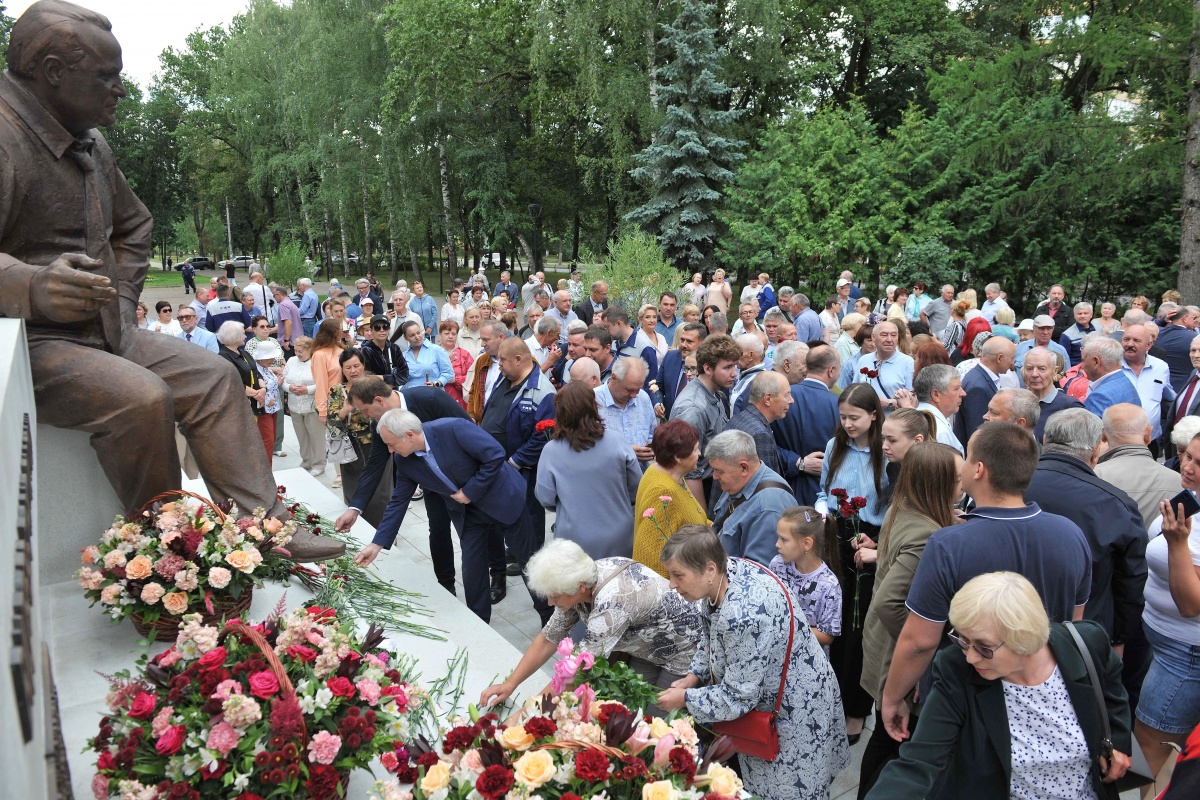 Памятник &laquo;народному директору&raquo; Горьковского автозавода открыли в Нижнем Новгороде - фото 3