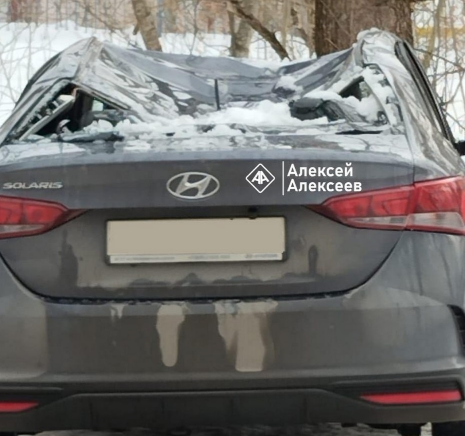 Глыба льда упала на машину в Дзержинске и травмировала пассажира и водителя