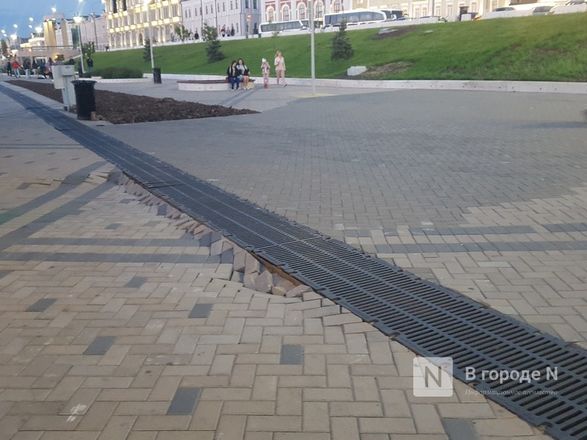 Деревянные лежаки разваливаются на Нижне-Волжской набережной в Нижнем Новгороде - фото 8
