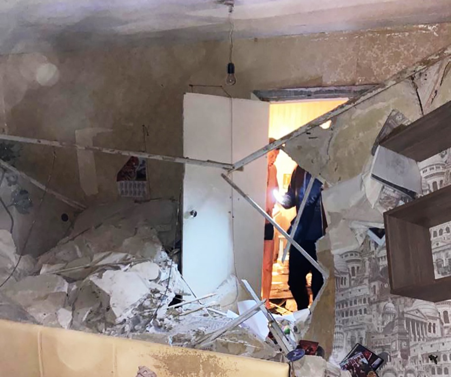Стена обрушилась между двумя квартирами дома на улице Баумана от хлопка газа - фото 1