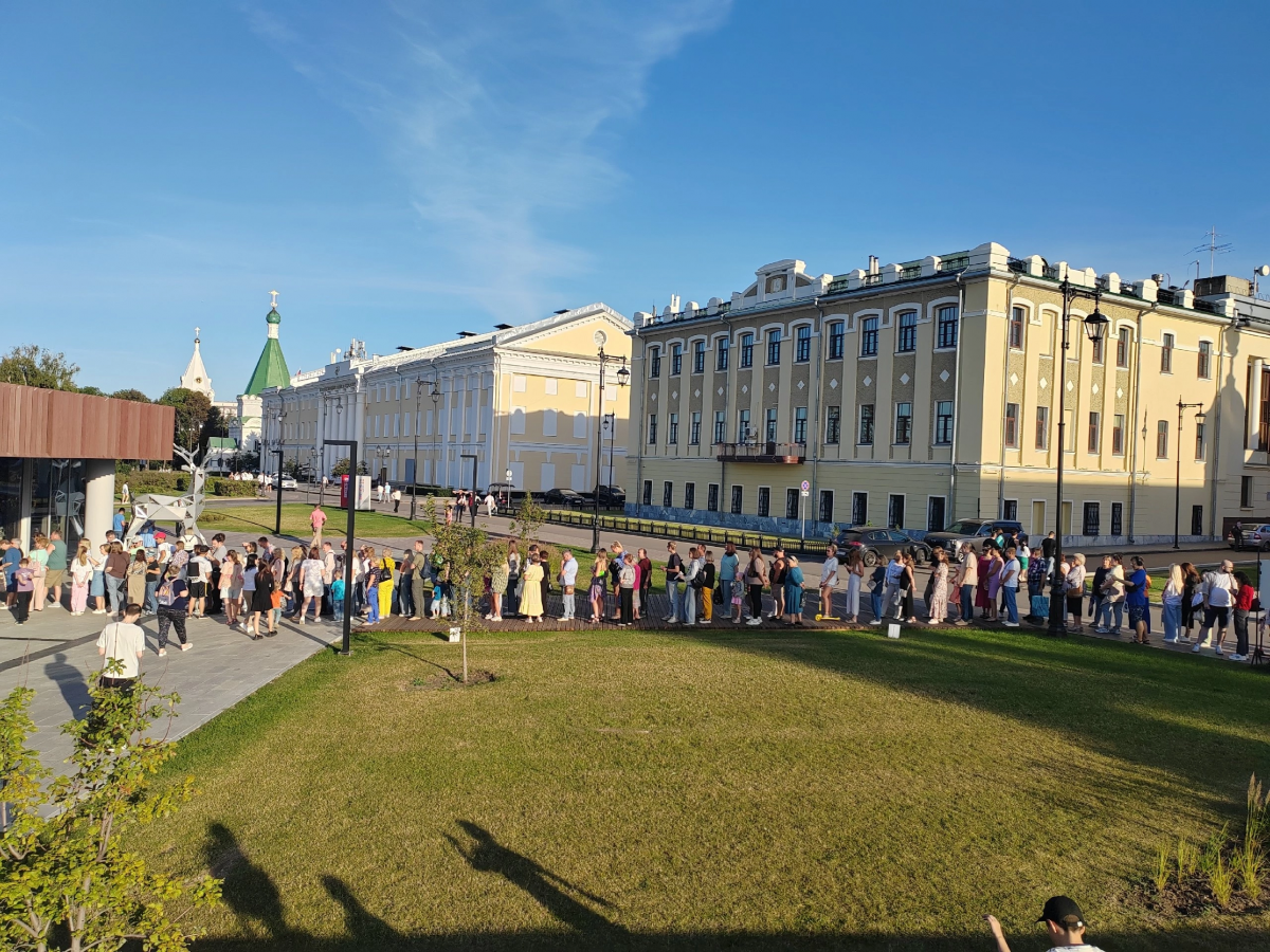 Огромные очереди выстроились к новому фуникулеру в Нижнем Новгороде - фото 1