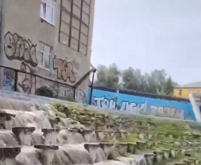 Мощный водопад образовался на стадионе «Водник» в Нижнем Новгороде