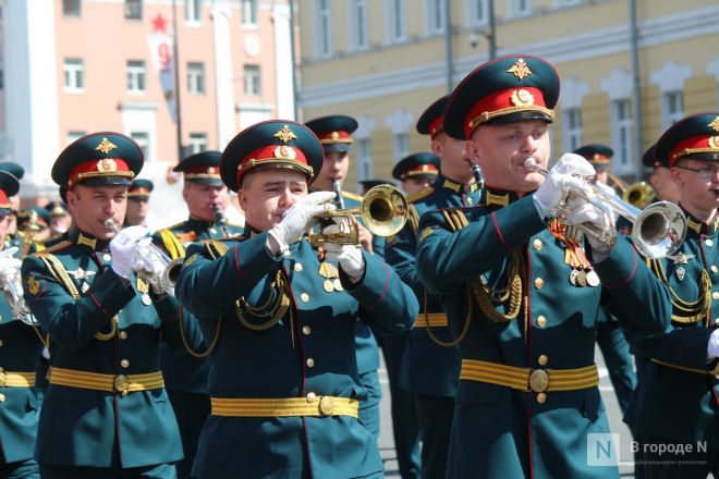 Фоторепортаж: парад в честь 80-й годовщины Победы прошел в Нижнем Новгороде - фото 129