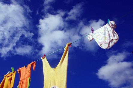 В Роскачестве назвали детские порошки, которые хуже всего отстирывают пятна