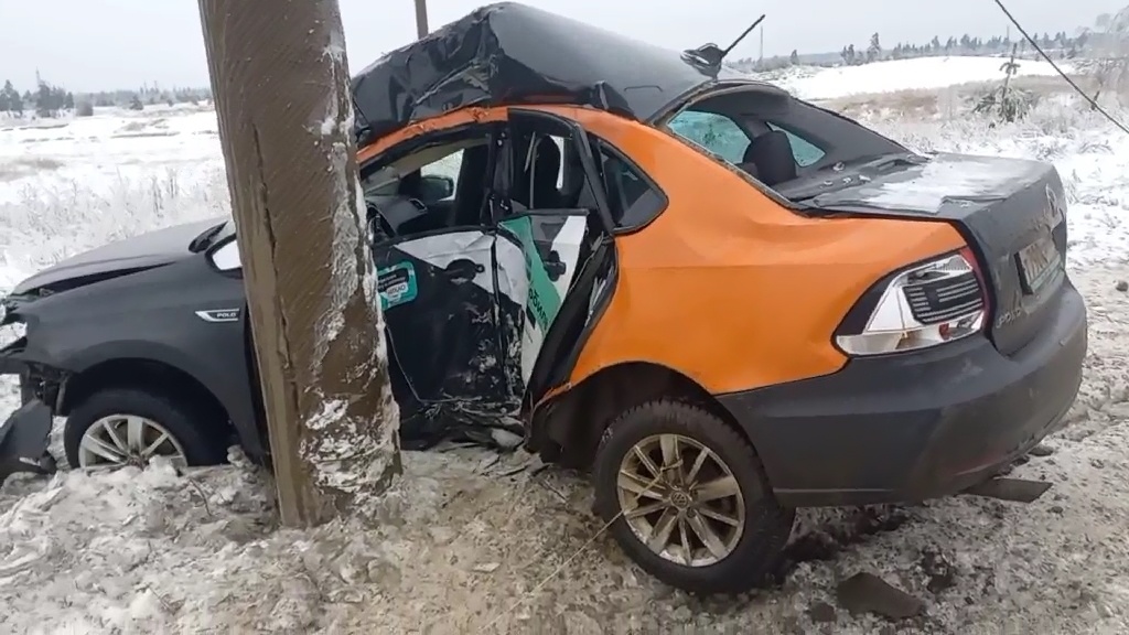 Две женщины на каршеринговом автомобиле врезались в столб под Дзержинском - фото 1