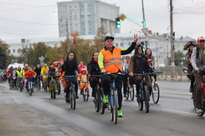 Велосезон в Дзержинске завершился ярким маскарадом - фото 1