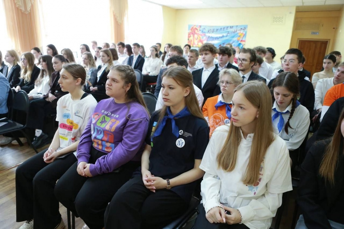 Михаил Клинков встретился со школьниками и поговорил о важном - фото 1