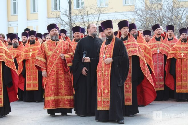 Фоторепортаж: как прошел пасхальный крестный ход в Нижнем Новгороде - фото 49