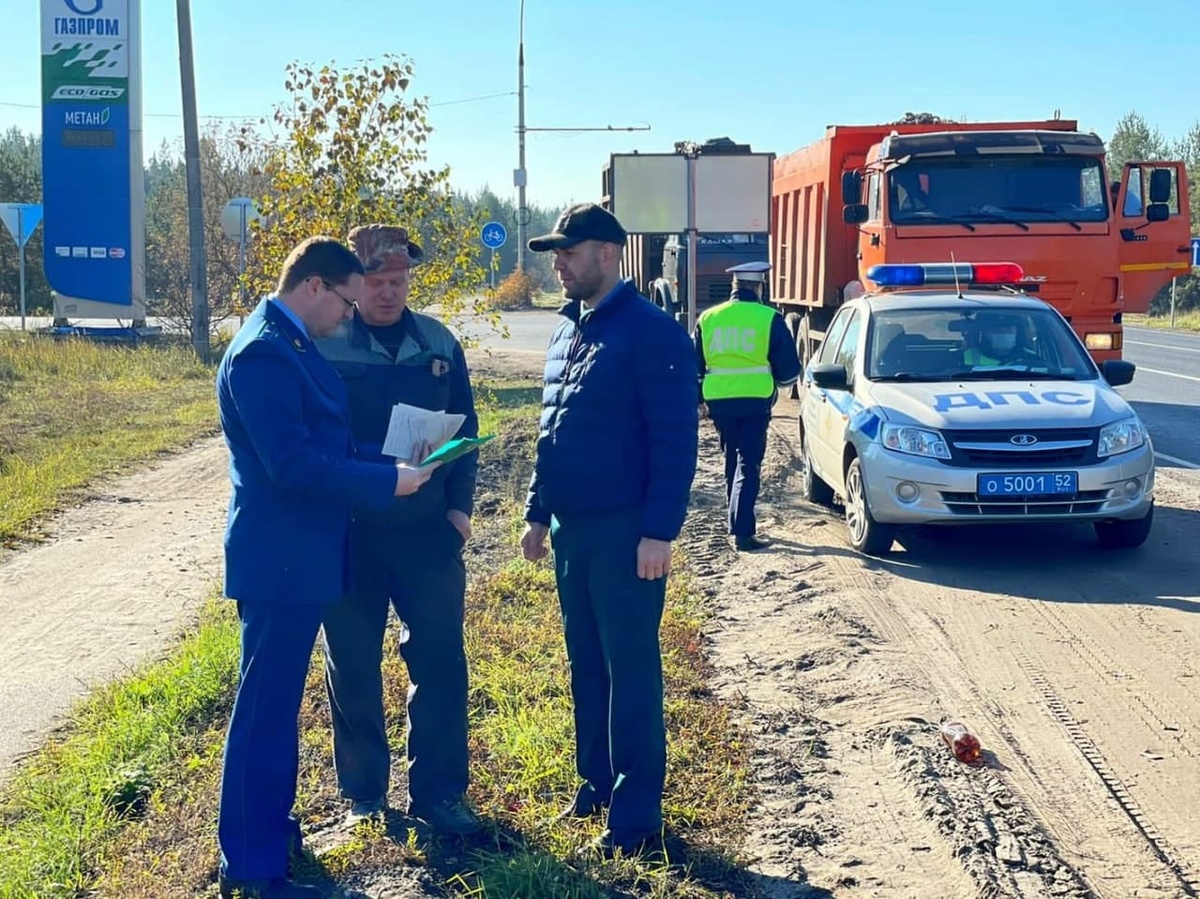 Мусоровоз отправили на штрафстоянку в Дзержинске в ходе рейда по незаконной  перевозке отходов