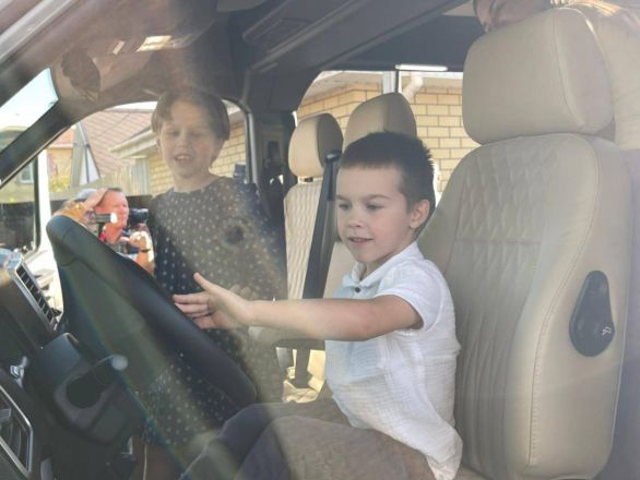 Председатель ЗСНО Люлин вручил многодетной семье ключи от микроавтобуса - фото 2