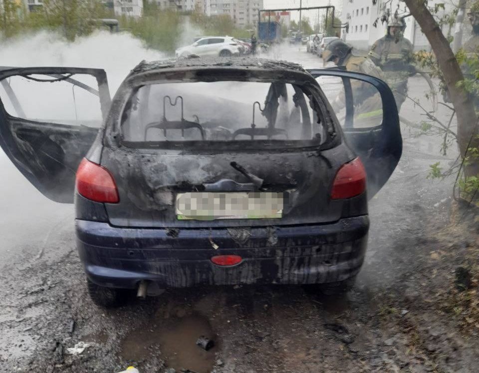 Иномарка сгорела в Канавинском районе Нижнего Новгорода - фото 1