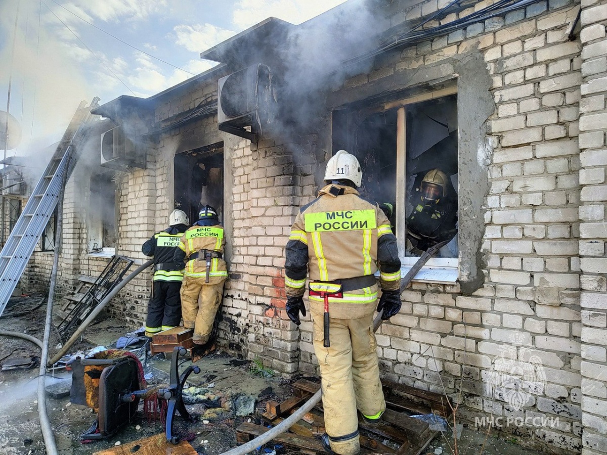 Тело погибшего человека нашли на месте пожара на складе в Дзержинске