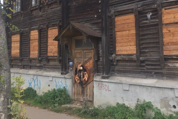 Арт-объект &laquo;Фортуна&raquo; украсил дверь заброшенного дома в Нижнем Новгороде - фото 2