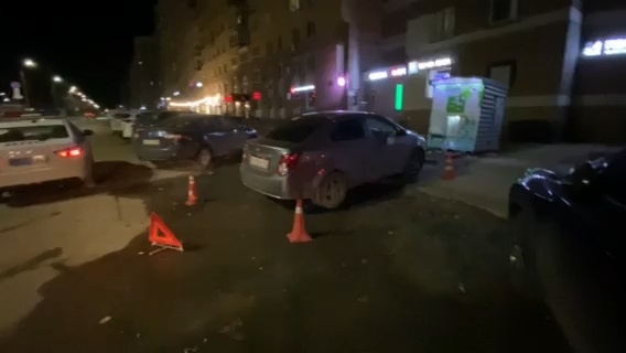 Девушка перепутала педали и сбила женщину на парковке в Нижнем Новгороде - фото 1