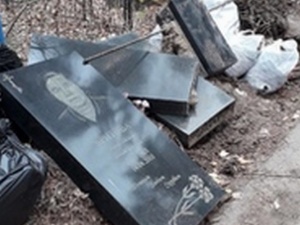 Свалку надгробий обнаружили жители Дзержинска