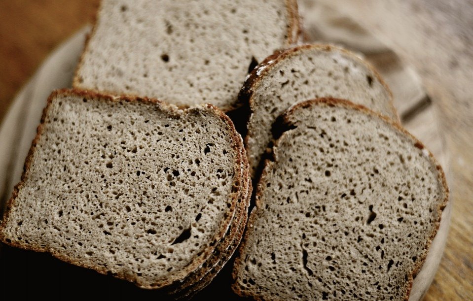 Диетологи назвали хлеб, который вредит здоровью - фото 1