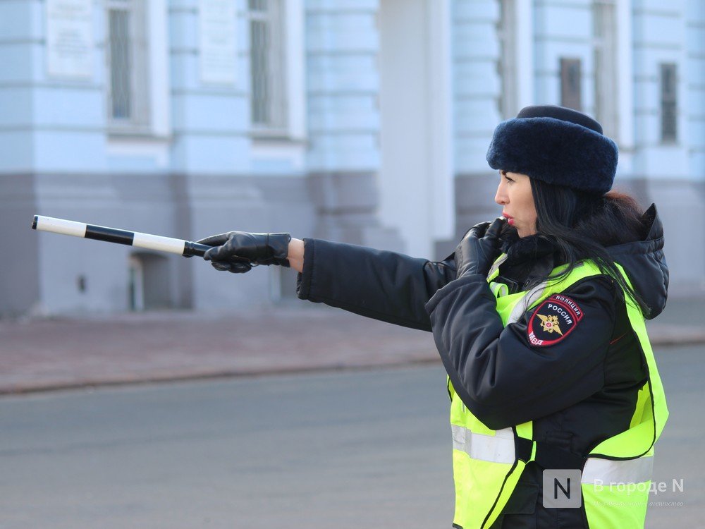 Девушки-полицейские поздравили нижегородских водителей с Днем защитника Отечества - фото 2
