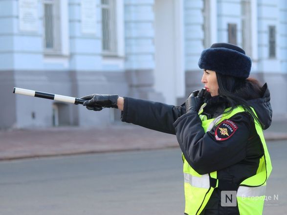 Девушки-полицейские поздравили нижегородских водителей с Днем защитника Отечества - фото 9