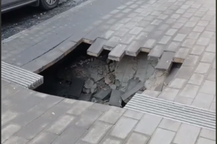 Огромная дыра образовалась на тротуаре на улице Семашко