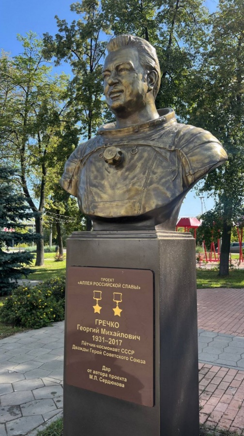 Памятник космонавту Георгию Гречко вернулся к Нижегородскому планетарию - фото 2