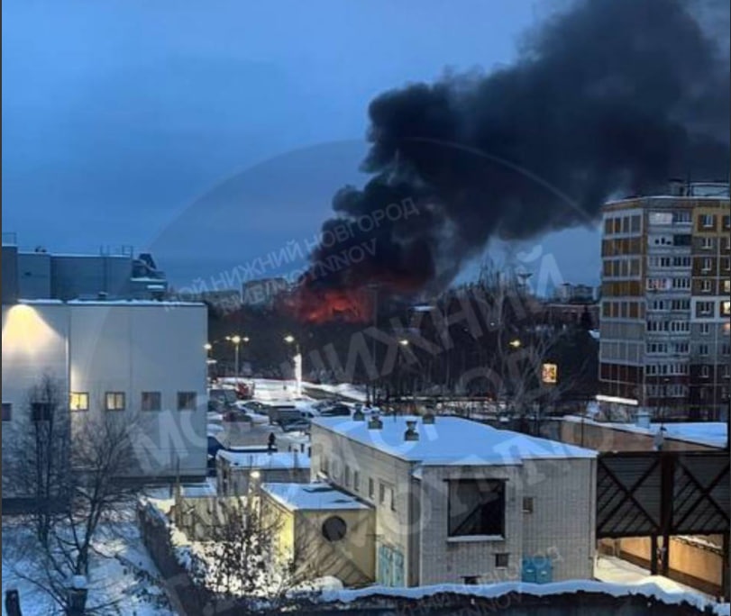 Ангар горит на улице Янки Купалы в Нижнем Новгороде - фото 1