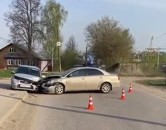 Две машины столкнулись на перекрестке в Нижегородской области - фото 1