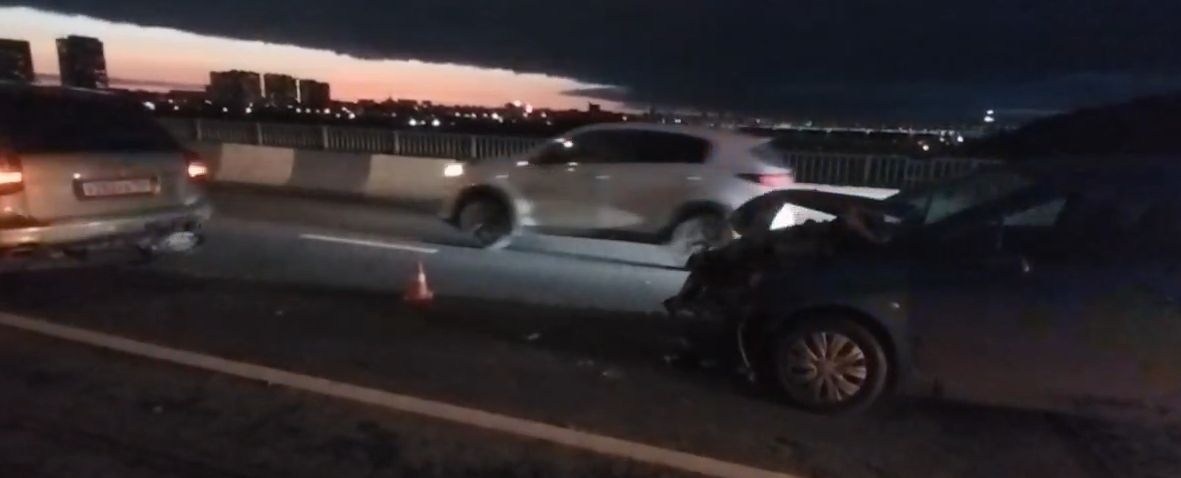 Двое детей пострадали в ДТП на Молитовском мосту в Нижнем Новгороде - фото 1