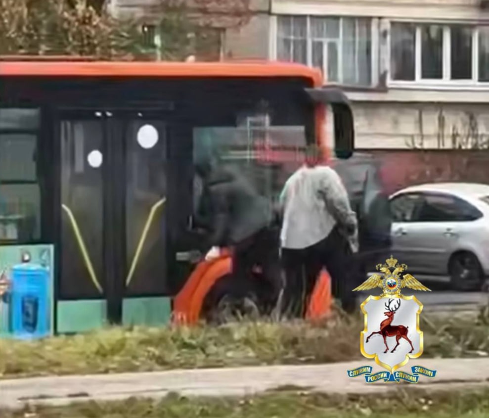 Разбившего окно автобуса мужчину задержали в Нижнем Новгороде - фото 1