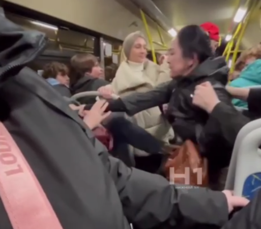 Драка женщин в автобусе в Нижнем Новгороде попала на видео - фото 1