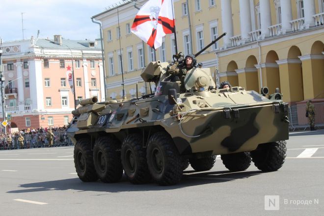 Фоторепортаж: парад в честь 80-й годовщины Победы прошел в Нижнем Новгороде - фото 241