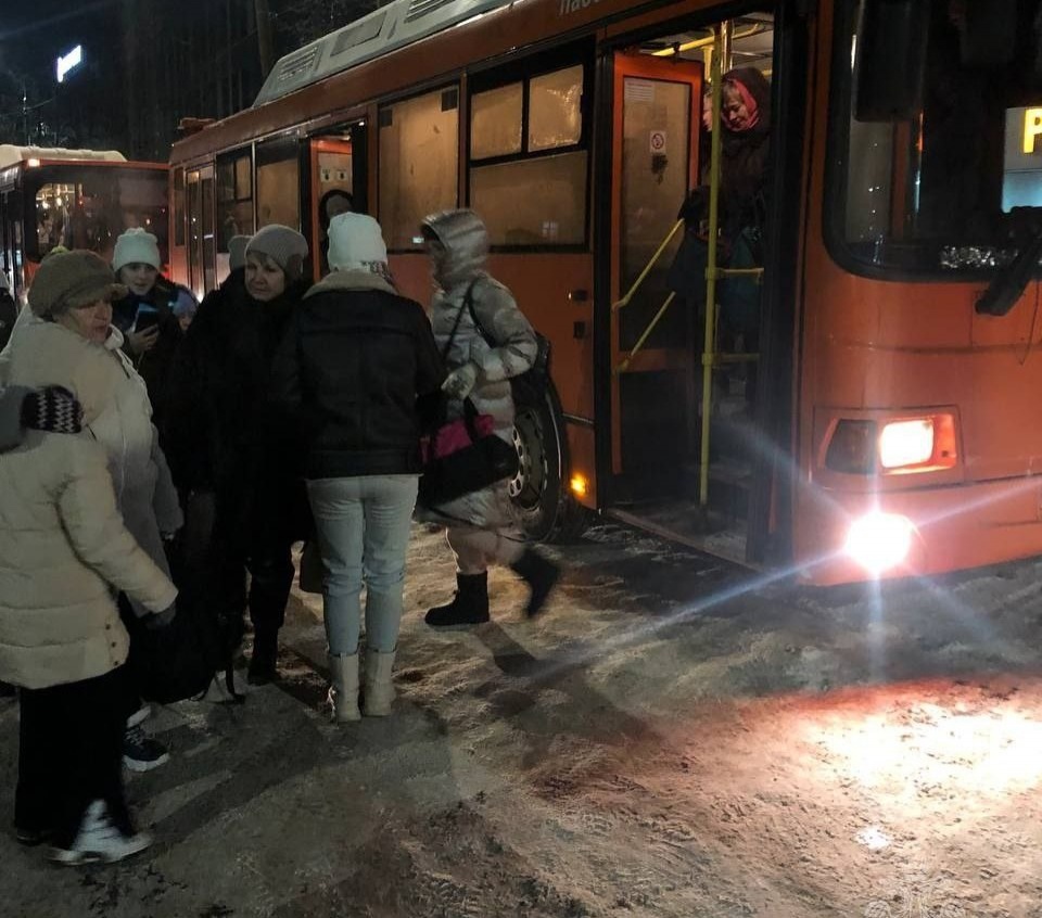 56 замерзающих пассажиров туристического автобуса спасли под Арзамасом - фото 1