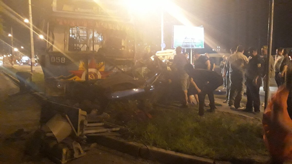 Четыре человека погибли в лобовом столкновении легковушки с троллейбусом в Дзержинске - фото 1