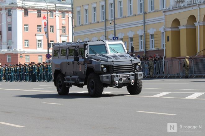 Фоторепортаж: парад в честь 80-й годовщины Победы прошел в Нижнем Новгороде - фото 197