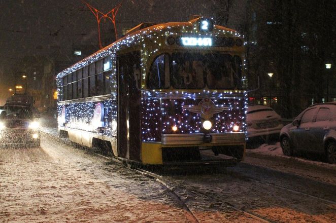 По Нижнему Новгороду начал ходить новогодний трамвай - фото 12