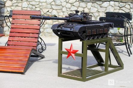 Танк-мангал и деревянные иконы: фоторепортаж с новой выставки от заключенных в Нижнем Новгороде