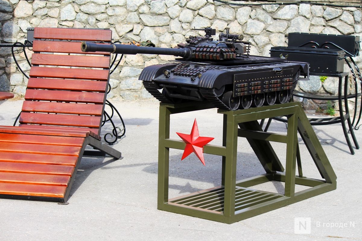 Танк-мангал и деревянные иконы: фоторепортаж с новой выставки от заключенных в Нижнем Новгороде - фото 1