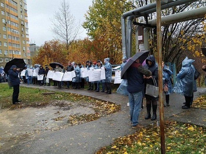 Проводили октябрь