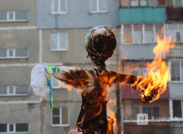 Очереди за блинами и сожжение чучела: нижегородцы отмечают Масленицу - фото 17