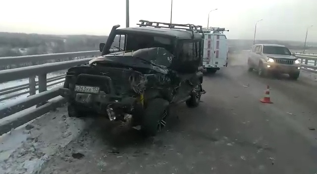 Шесть человек пострадали в столкновении УАЗа и рейсового автобуса на Борском мосту - фото 1