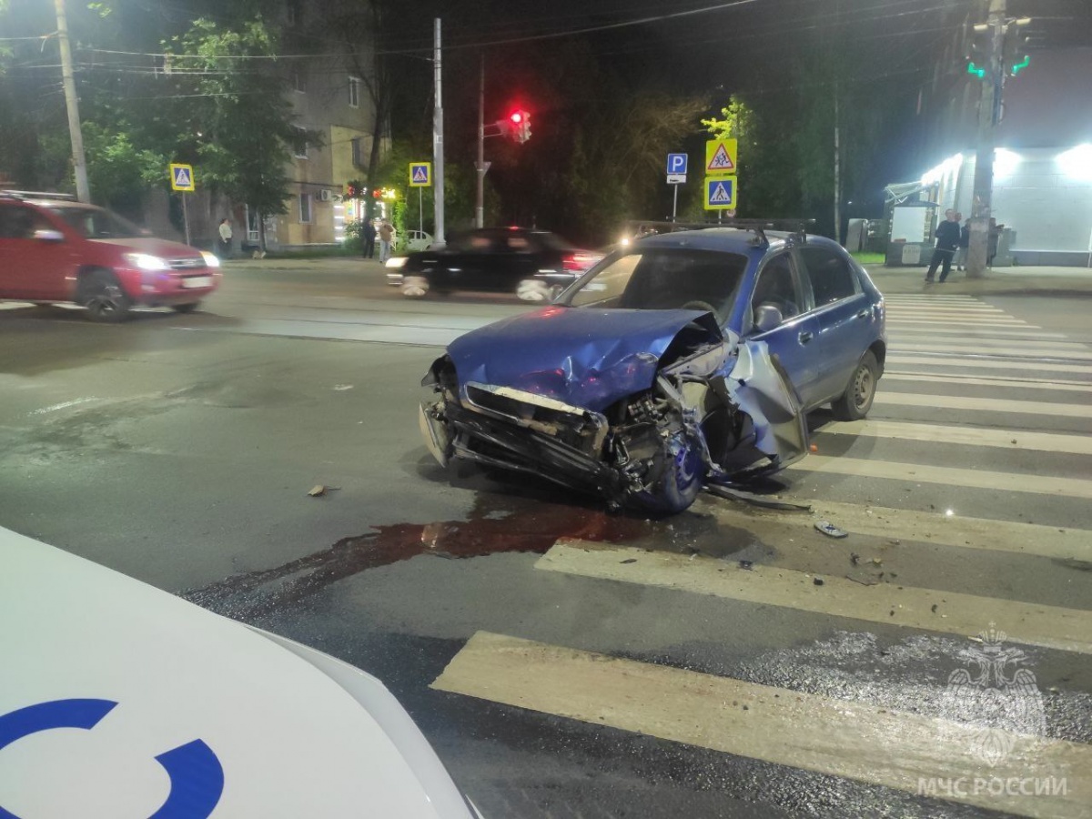 Опубликованы фото с места ДТП с погибшими на остановке в Нижнем Новгороде - фото 3