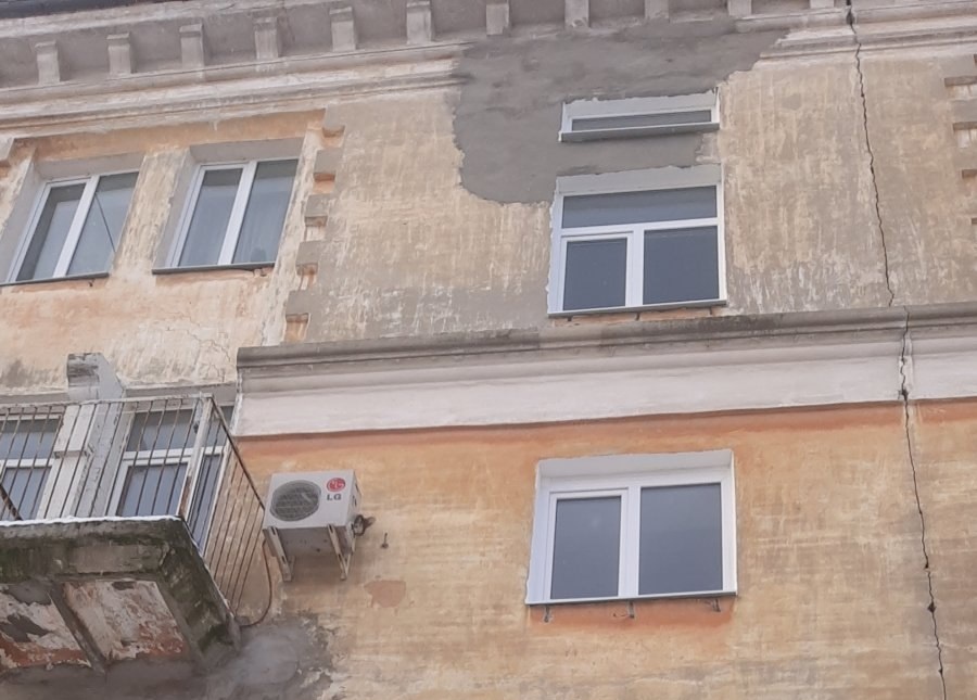 Новые окна появились в одном из домов Дзержинска после крупного штрафа от ГЖИ - фото 1