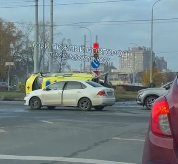 Соцсети: машина скорой помощи перевернулась в Нижнем Новгороде - фото 1